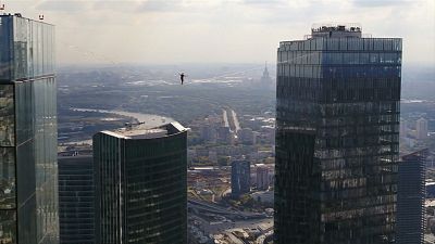 Moskau: Seiltanz zwischen zwei Wolkenkratzern