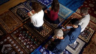 بالصور.. سيدتان تؤمان المصلين في صلاة مختلطة في مسجد بفرنسا