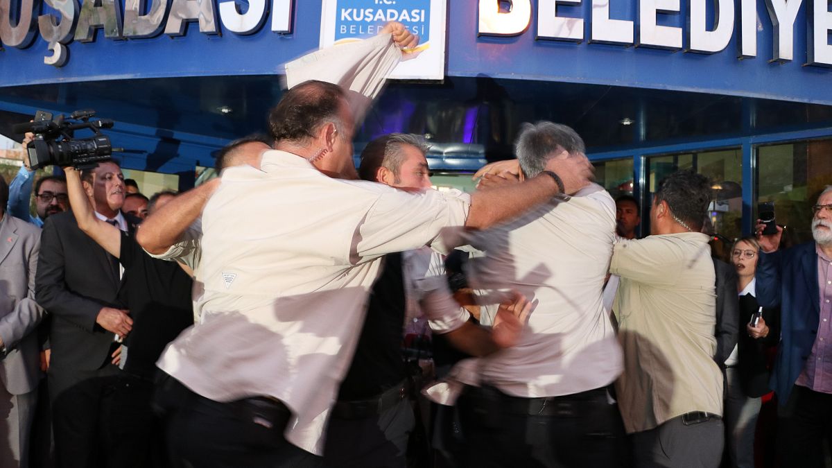 CHP Genel Başkanı Kılıçdaroğlu, Kuşadası Belediyesi önünde bir kişinin yumurtalı saldırısına uğradı. Korumalar Kılıçdaroğlu'nun önünde set oluşturdu 