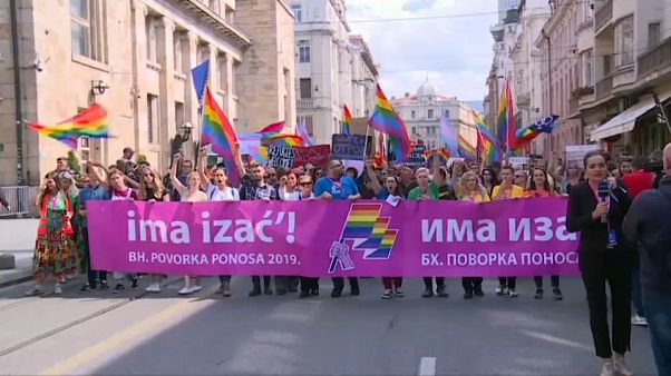 Unas 2.000 personas y unos 1.250 policías en la Marcha del Orgullo en Sarajevo Unas 2.000 personas y unos 1.250 policías en la Marcha del Orgullo en Sarajevo