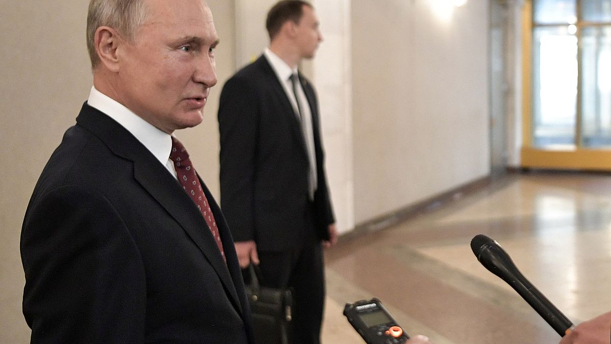 بوتين في أحد أقلام الاقتراع للمشاركة في انتخابات محلية في موسكو أمس