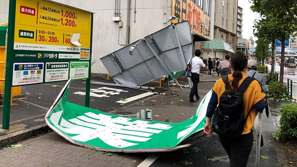 Tokyo'yu vuran son yılların en şiddetli tayfunu bir can aldı; 1 milyon evin elektriği kesildi Tokyo'yu vuran son yılların en şiddetli tayfunu bir can aldı; 1 milyon evin elektriği kesildi