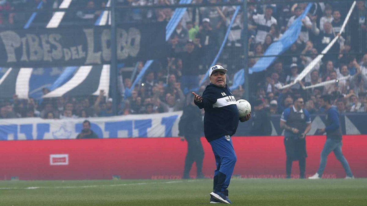 Diego maradona accueilli par les fans du Gimnasia La Plata. 08/09/2019