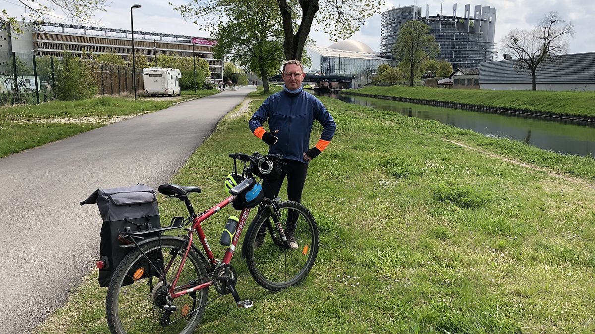 Kerékpáron a két Európai Parlament között