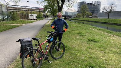 Kerékpáron a két Európai Parlament között
