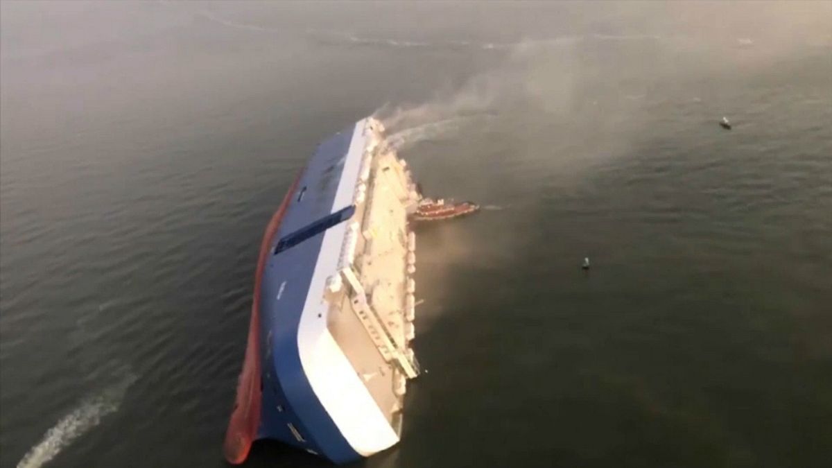 ویدئو؛ واژگونی کشتی باری در نزدیکی ساحل آمریکا