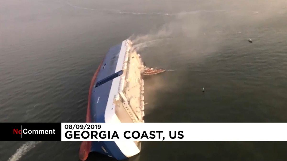 فيديو: "إنقاذ وبحث" بعد انقلاب سفينة واشتعالها في الولايات المتحدة