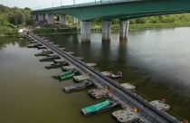 Pontonhídon át vezetik Varsó szennyvizét