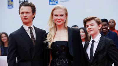 Los actores Ansel Elgort, Nicole Kidman y Oakes Fegley 