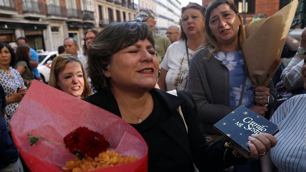 Lágrimas y emoción en el último adiós de los fans a Camilo Sesto Lágrimas y emoción en el último adiós de los fans a Camilo Sesto