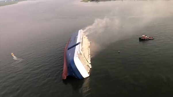 Salvan a los últimos cuatro tripulantes atrapados en un barco naufragado Salvan a los últimos cuatro tripulantes atrapados en un barco naufragado