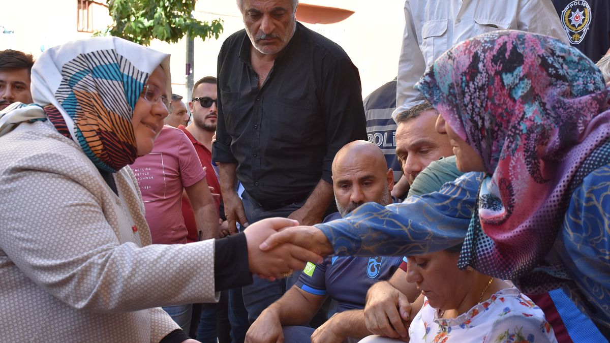 Aile, Çalışma ve Sosyal Hizmetler Bakanı Selçuk Diyarbakır'da eylem yapan anneleri ziyaret etti