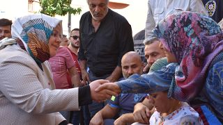 Aile, Çalışma ve Sosyal Hizmetler Bakanı Selçuk Diyarbakır'da eylem yapan anneleri ziyaret etti