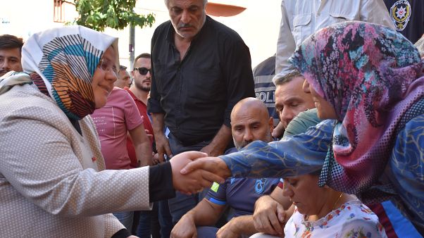 Aile, Çalışma ve Sosyal Hizmetler Bakanı Selçuk Diyarbakır'da eylem yapan anneleri ziyaret etti Aile, Çalışma ve Sosyal Hizmetler Bakanı Selçuk Diyarbakır'da eylem yapan anneleri ziyaret etti