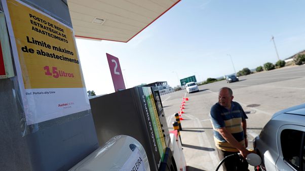 Archivo, un hombre echa gasolina durante la huelga de este verano en Portugal Archivo, un hombre echa gasolina durante la huelga de este verano en Portugal