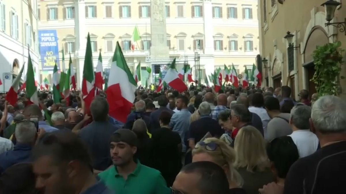 Roma, la piazza sovranista riunita fuori da Montecitorio