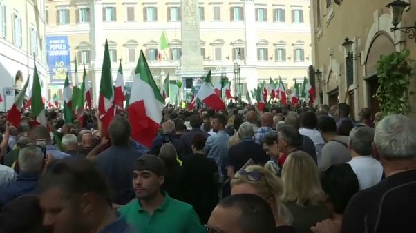 Roma, la piazza sovranista riunita fuori da Montecitorio Roma, la piazza sovranista riunita fuori da Montecitorio
