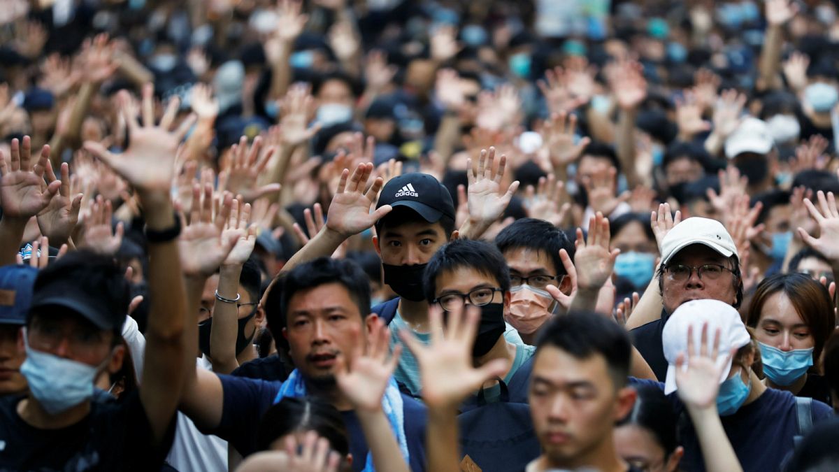 متظاهرون خلال تجمع حاشد للقنصلية الأمريكية العامة في هونغ كونغ- أرشيف رويترز