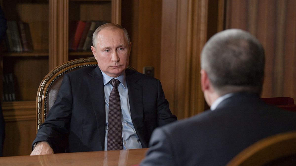 الرئيس الروسي فلاديمير بوتين (يسار) في مقر الرئاسة الروسية بالكرملين