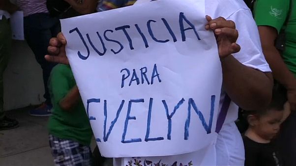 Salvadoreñas contra la justicia por el caso de Evelyn Hernández, acusada de aborto Salvadoreñas contra la justicia por el caso de Evelyn Hernández, acusada de aborto