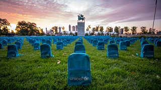 اليونيسف تصنع مقبرة من حقائب مدرسية لتسليط الضوء على ضحايا الحرب من الأطفال