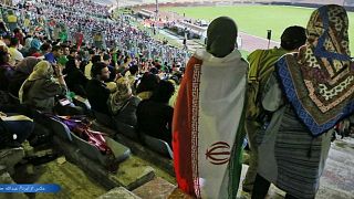 وفاة إيرانية أضرمت النار بنفسها بعد منعها من دخول ملعب كرة قدم والفيفا يعبر عن أسفه