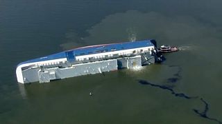 عملیات نجات دو خدمه باقیمانده کشتی واژگون شده در کالیفرنیا