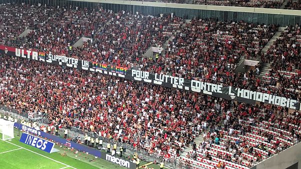 Spiele abbrechen? Kontroverse um Fußball und Homophobie Spiele abbrechen? Kontroverse um Fußball und Homophobie