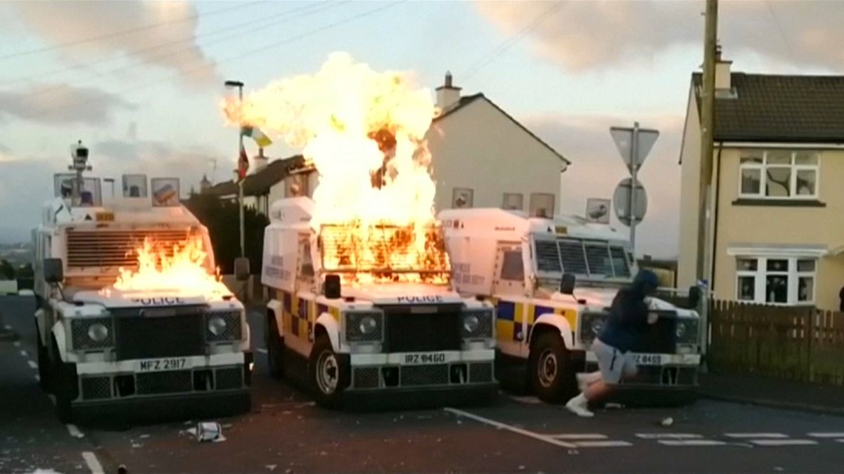 شباب يلقون عشرات القنابل الحارقة على الشرطة في إيرلندا الشمالية