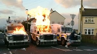 شباب يلقون عشرات القنابل الحارقة على الشرطة في إيرلندا الشمالية