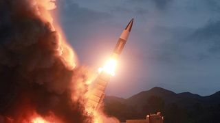 شاهد: كيم يشرف على اختبار كوريا الشمالية "راجمة صواريخ فائقة الحجم"