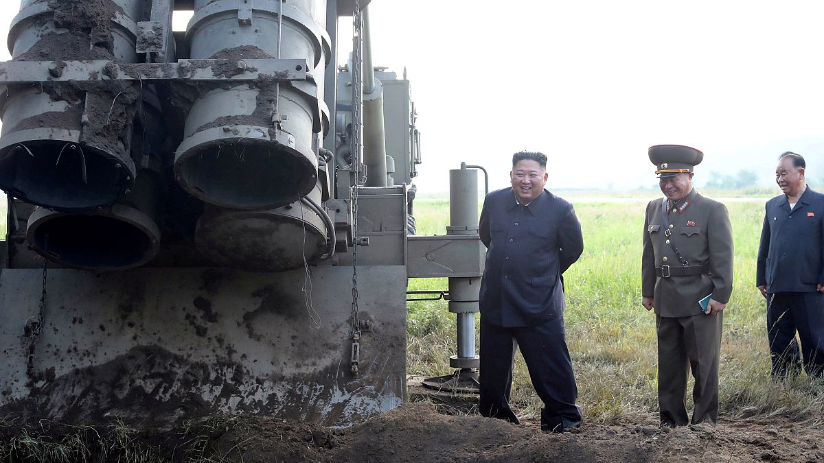 الزعيم الكوري الشمالي كيم جونغ أون أثناء اختبار قاذفة صواريخ متعددة كبيرة في كوريا الشمالية الصورة صدرت في 10 سبتمبر 2019