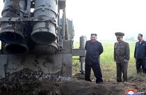 الزعيم الكوري الشمالي كيم جونغ أون أثناء اختبار قاذفة صواريخ متعددة كبيرة في كوريا الشمالية الصورة صدرت في 10 سبتمبر 2019
