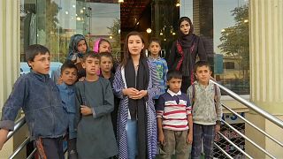 شاهد: فنانة أفغانية مراهقة تغير حياة أطفال شوارع كابول بالموسيقى