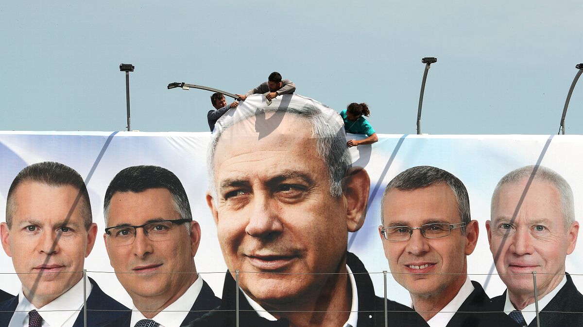 Ein Likud-Wahlplakat wird in Jerusalem aufgehängt