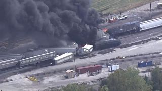 شاهد: حريق هائل في قطار شحن انحرف عن مساره في إلينوي الأمريكية