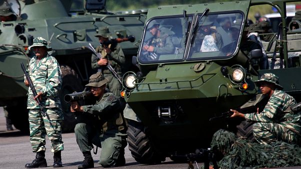 Venezuela inicia exercícios militares na fronteira com a Colômbia Venezuela inicia exercícios militares na fronteira com a Colômbia