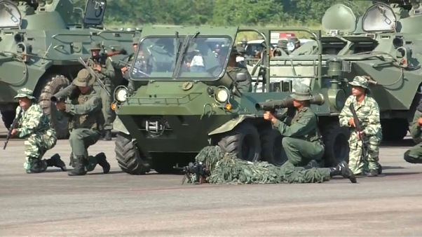 Venezuela: schierato esercito al confine con la Colombia Venezuela: schierato esercito al confine con la Colombia