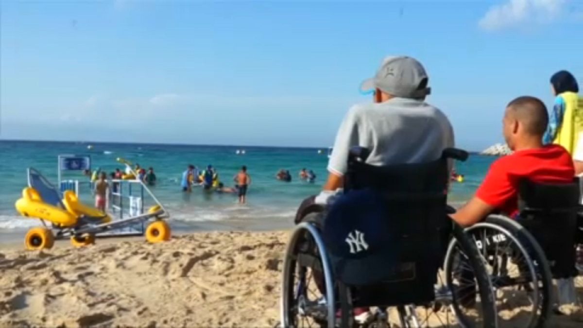 شاهد: ذوي الاحتياجات الخاصة في المغرب يلاعبون الأمواج بفضل الكراسي الطوافة 