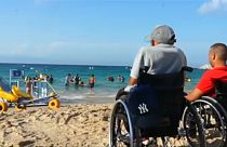 شاهد: ذوي الاحتياجات الخاصة في المغرب يلاعبون الأمواج بفضل الكراسي الطوافة
