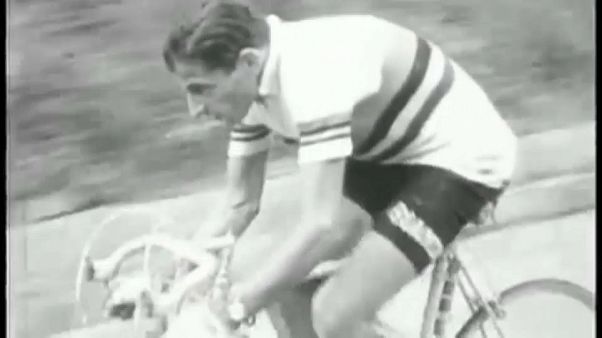 Fausto Coppi in maglia iridata. Fausto Coppi in maglia iridata.