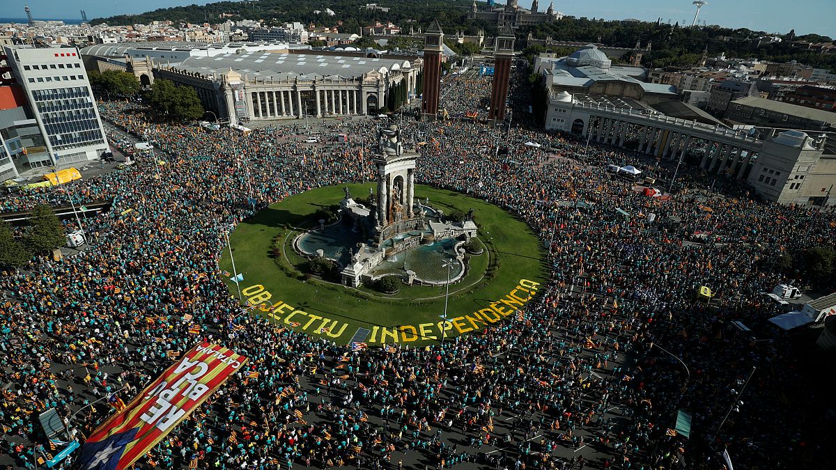 İspanya: Ayrılıkçı 12 Katalan siyasetçiyle ilgili son karar öncesi dev gösteri