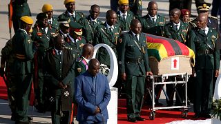 عودة جثمان رئيس زمبابوي إلى بلاده بعد وفاته في سنغافورة يوم 6أيلول سبتمبر. سيفيوي سيبيكو / رويترز