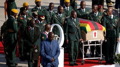 عودة جثمان رئيس زمبابوي إلى بلاده بعد وفاته في سنغافورة يوم 6أيلول سبتمبر. سيفيوي سيبيكو / رويترز