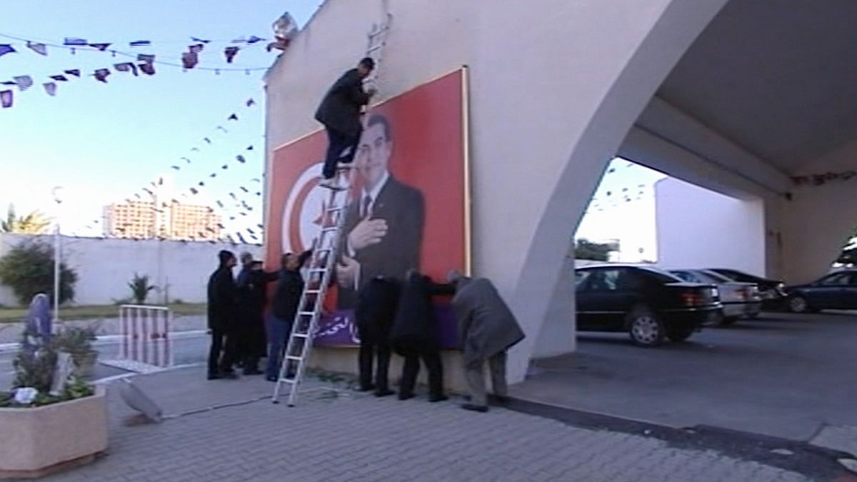 إنزال صورة كبيرة لرئيس تونس المخلوع زين العابدين بن علي - 2011