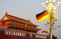 أعلام الصين وألمانيا ترفرف أمام بوابة تيانانمن خلال زيارة المستشارة الألمانية أنجيلا ميركل الصين في بكين