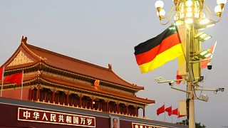 أعلام الصين وألمانيا ترفرف أمام بوابة تيانانمن خلال زيارة المستشارة الألمانية أنجيلا ميركل الصين في بكين