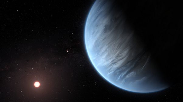 L'exoplanète K2-18b orbitant autour de la naine rouge K2-18, située dans la constellation du Lion, à 110 années-lumière du système solaire. L'exoplanète K2-18b orbitant autour de la naine rouge K2-18, située dans la constellation du Lion, à 110 années-lumière du système solaire.
