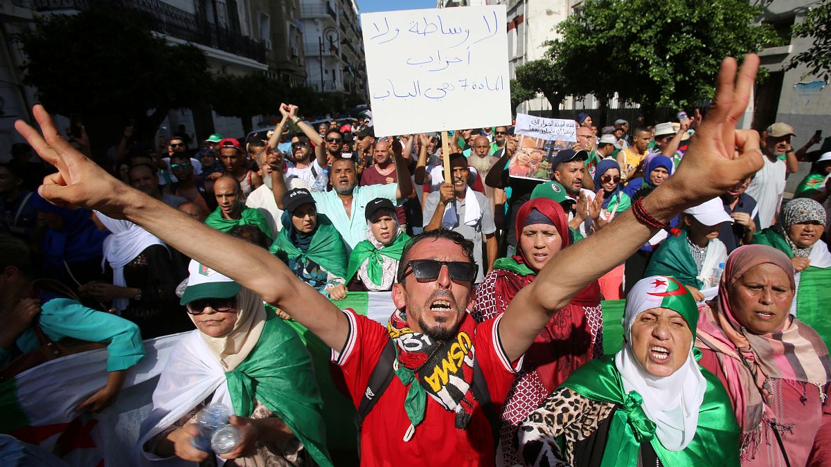 صورة أرشيفية لمتظاهرين جزائريين