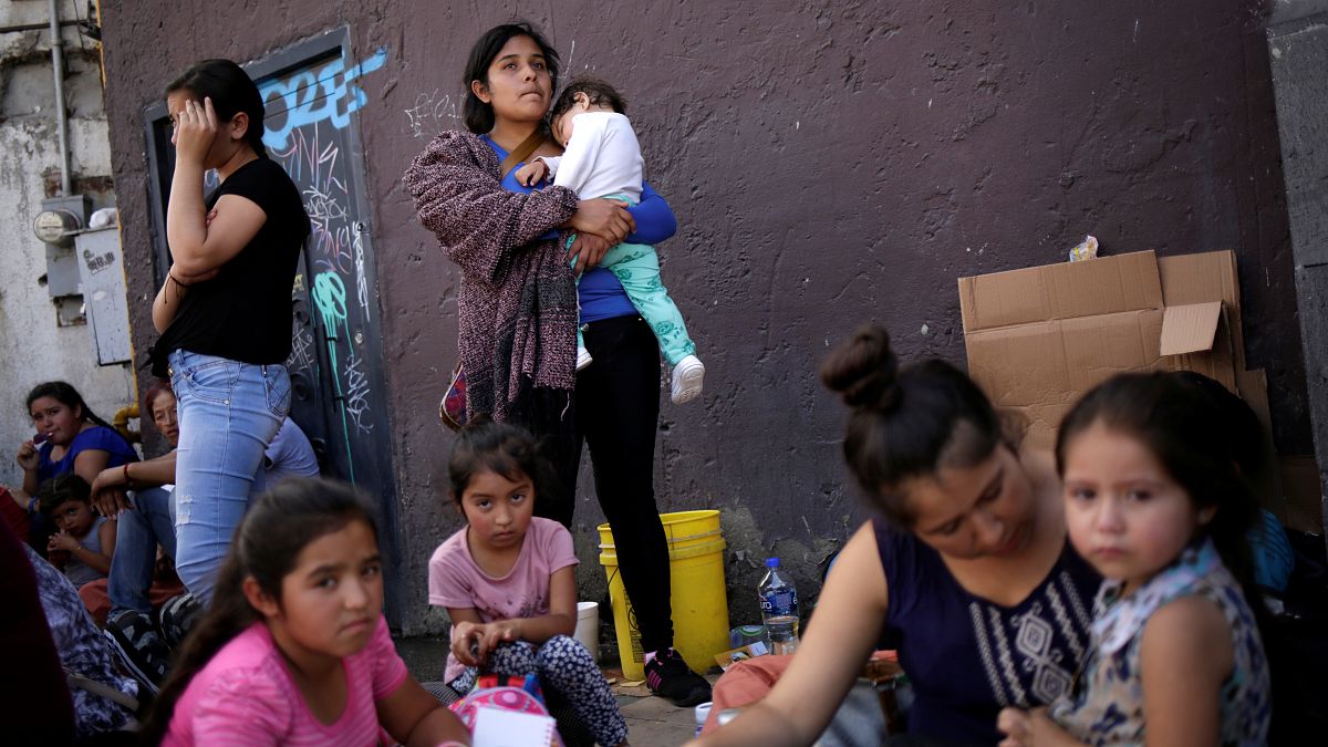 Meksikalı göçmenler sınırda bekleyişini sürdürüyor